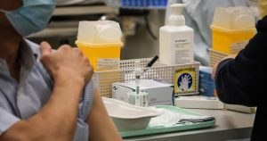 Birleşik Krallık’ta ‘aşı yoksa iş de yok’ tartışması