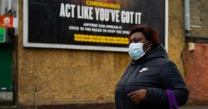 İngiltere’de Covid-19 uyarı seviyesi düşürüldü