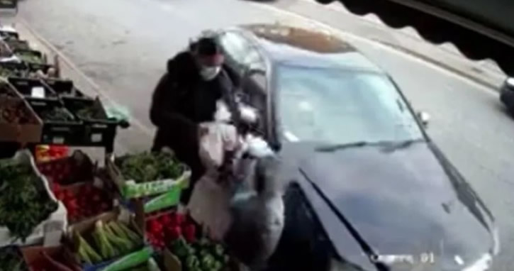 İki çocuk otomobilin altında kalmaktan son anda kurtuldu