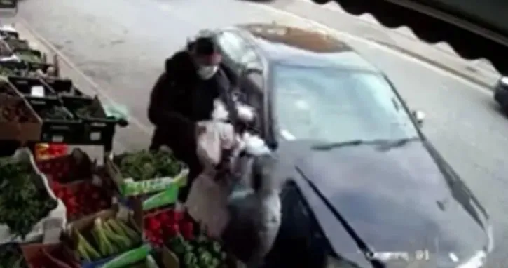 İki çocuk otomobilin altında kalmaktan son anda kurtuldu