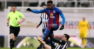 İngiltere’de diz çökme protestoları tartışılıyor