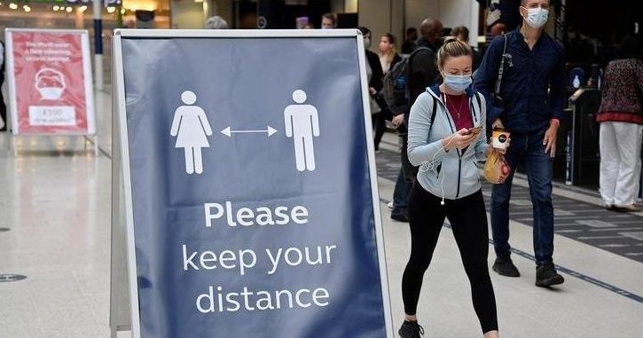 Seyahat yasaklarına uymayan 4 kişiye 40 bin sterlin ceza