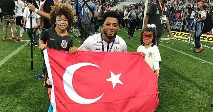 Irkçı saldırıya uğrayan Colin Kazım’dan net cevap