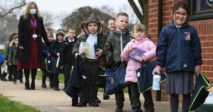 Okullar açıldı: Test ve maske var, sınav yok