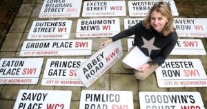 Londra’nın ünlü sokağının tabelası 37 bin sterline satıldı