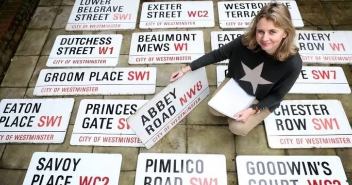 Londra’nın ünlü sokağının tabelası 37 bin sterline satıldı