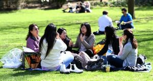 Londra’da halk park ve bahçelere akın etti