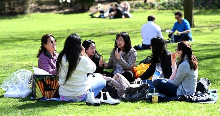 Londra’da halk park ve bahçelere akın etti