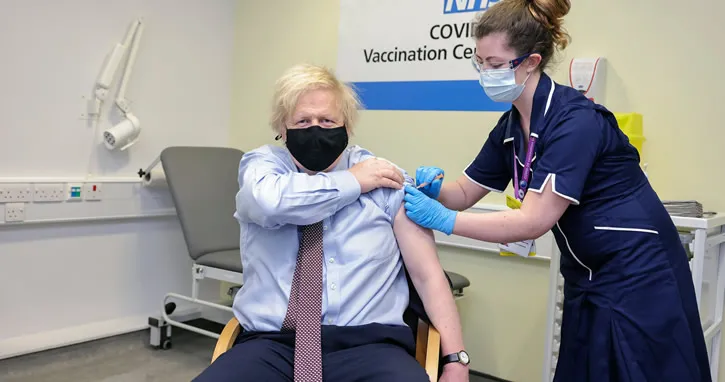 Boris Johnson AstraZeneca aşısını yaptırdı