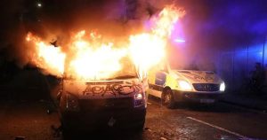 İngiltere’de sokaklar yangın yerine döndü