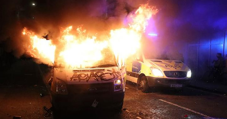 İngiltere’de sokaklar yangın yerine döndü