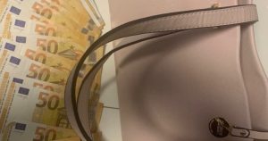 Türk yolcunun sütyenine gizlediği paraya polis el koydu