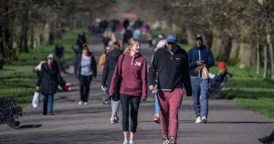 İngiltere’de Pazartesi’den itibaren kısıtlamalar hafifliyor