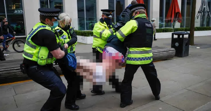 Kadın protestocuya yarı çıplak gözaltı olay oldu