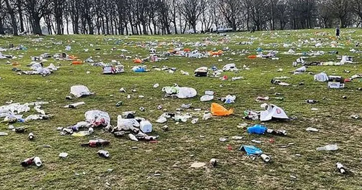 Kısıtlamalar hafifledi: İngiltere çöp yığınlarıyla doldu