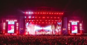 İngiltere’de maskesiz ve sosyal mesafesiz konser