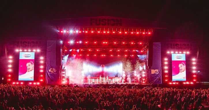 İngiltere’de maskesiz ve sosyal mesafesiz konser