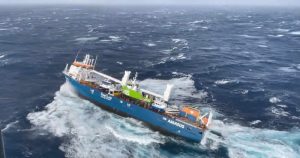 Denizin ortasında nefes kesen kurtarma operasyonu