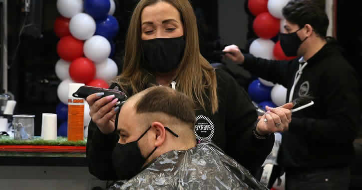 İskoçya’da berber ve kuaförler yeniden açıldı