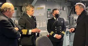 Hulusi Akar, İngiltere’de uçak gemisini inceledi