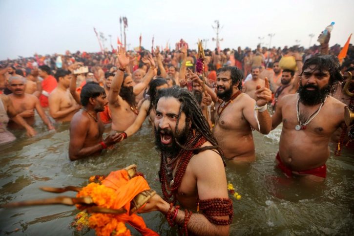 Hindistan’da Milyonlarca İnsan Bayram İçin Ganj Nehrinde