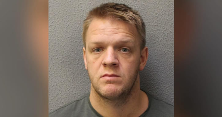 Irkçı saldırıda bulunan polis memuruna hapis