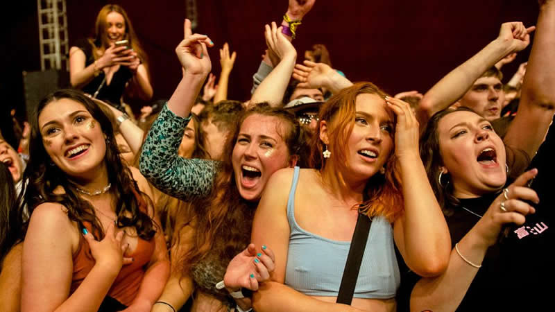 Liverpool’da 3 bin kişi ‘sosyal mesafesiz’ eğlendi