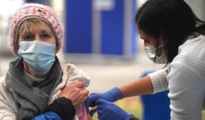 İngiltere’de uygulanan aşı dozu 50 milyonu geçti!