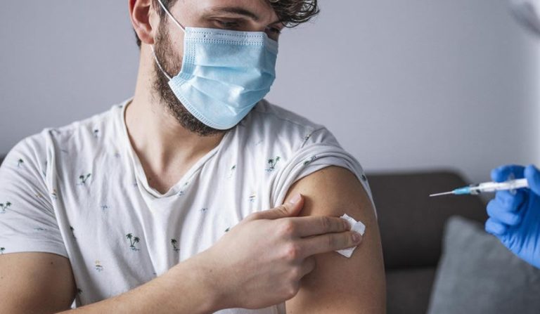 İngiltere’de 30 ve 31 yaşındakiler aşıya davet ediliyor