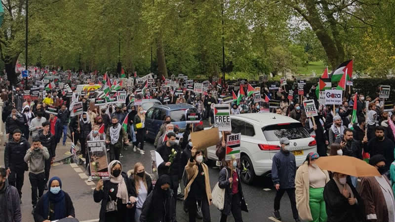 İngiltere’de binlerce kişi Filistin için toplandı