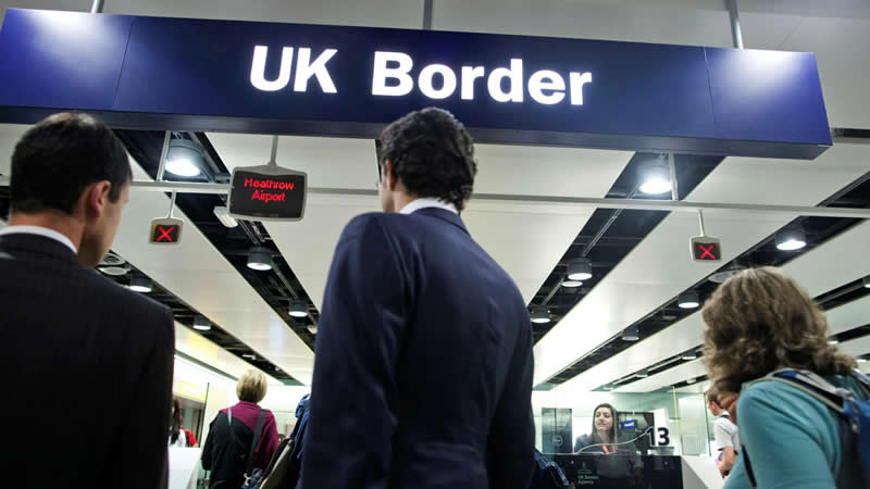 İngiltere yüksek vasıflı göçmenlere vizeyi kolaylaştırıyor