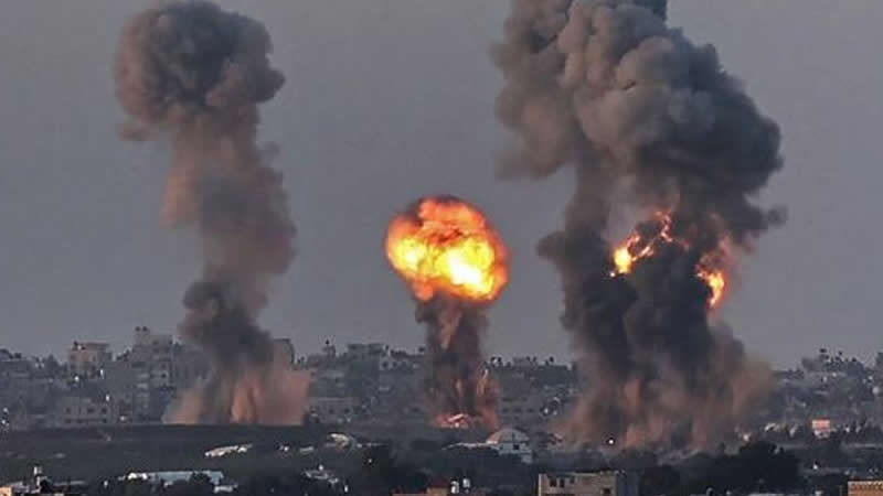 İsrail, Mescid-i Aksa’da Cuma namazı kılanlara saldırdı