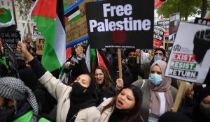 Londra’da binlerce kişi İsrail’in katliamlarına tepki gösterdi