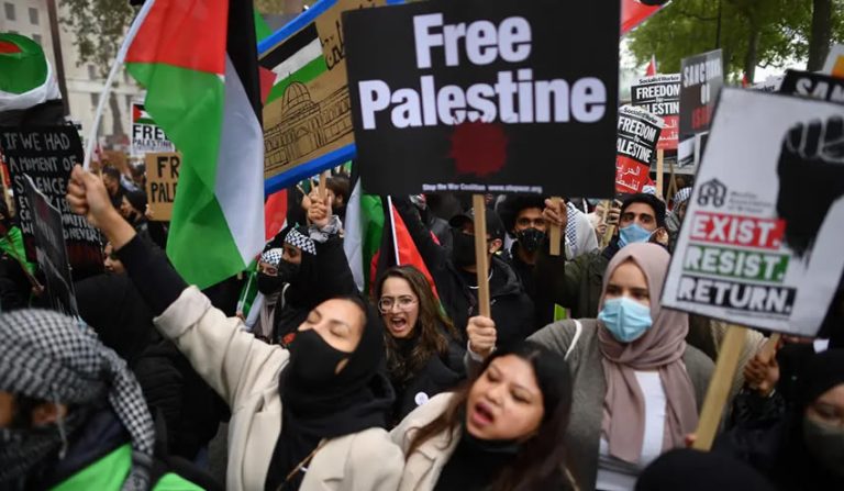 Londra’da binlerce kişi İsrail’in katliamlarına tepki gösterdi