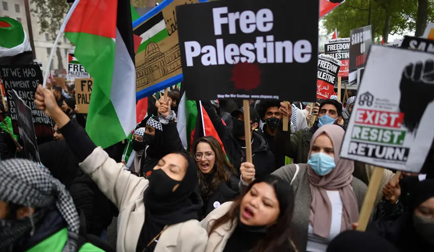 Londra’da binlerce kişi İsrail’in katliamlarına tepki gösterdi