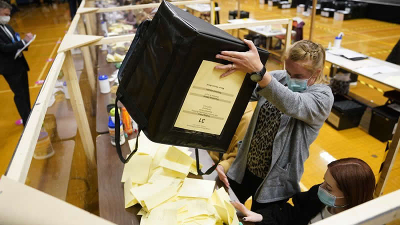 Birleşik Krallık yerel seçim sonuçlarına kilitlendi