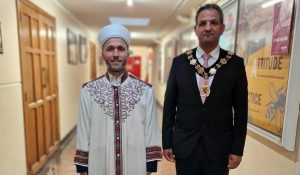 Enfield Belediye Başkanı Sabri Özaydın ilk meclisi duayla açtı