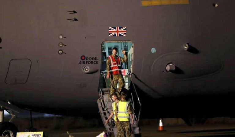 Afgan çalışanları bırakıp, kedi ve köpekleriyle İngiltere’ye döndü