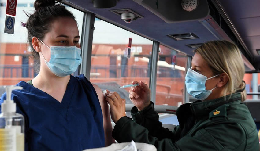 Aşı olan gençlere taksi ve yemek siparişi indirimleri verilecek