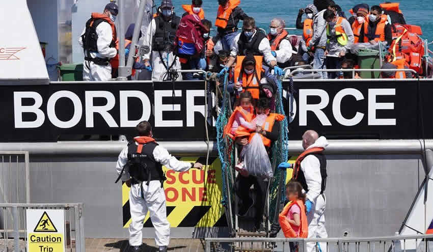 Bir günde rekor sayıda göçmen İngiliz Kanalı’nı geçti
