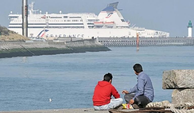 Bir günde rekor sayıda kaçak göçmen İngiltere’ye girdi