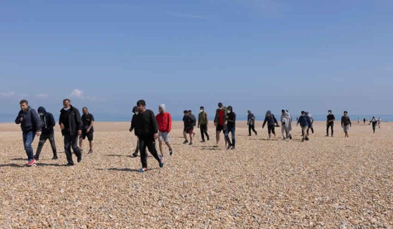 Britanya’ya ulaşan Afgan sığınmacılar için belirsizlik sürüyor