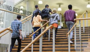 Eğitim için hak kazanan Afgan öğrencilerin bursları durduruldu