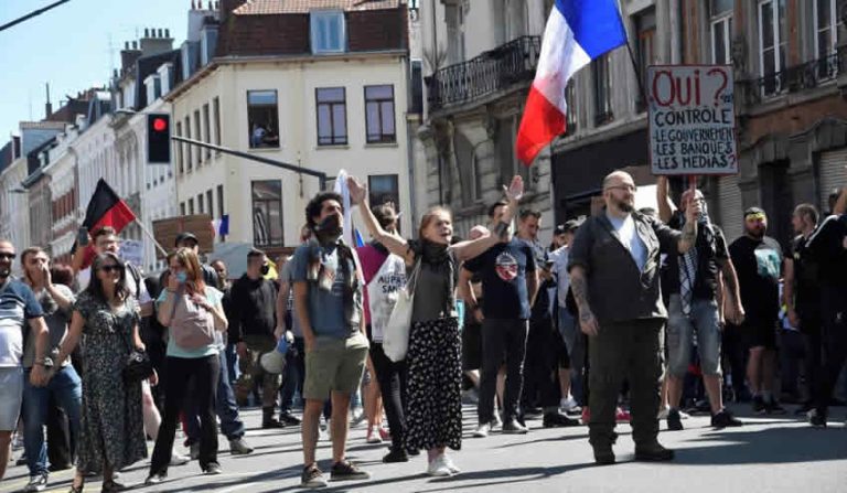Fransa’da Kovid-19 ile mücadele karşıtı protestolar sürüyor
