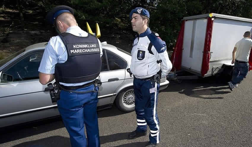 Hollanda’da aşı sertifikası gösteremeyenlere 95 euro ceza