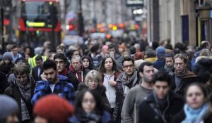 İngiltere Haziran’da tahminlerin üzerinde büyüdü