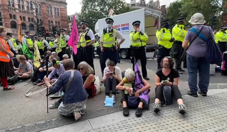 İngiltere’de eylem başlatan çevreci grup sokaklarda 120 ton çöp bırakmış