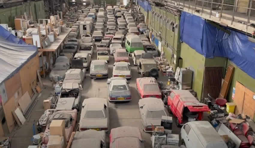 Londra’da bir ahırdaki 175 klasik otomobil satışa çıkıyor