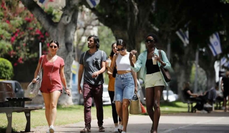 Nüfusun yarısından çoğunu aşılayan İsrail’de yasaklar geri geldi