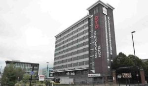 Otelin penceresinden düşen Afgan çocuk hayatını kaybetti